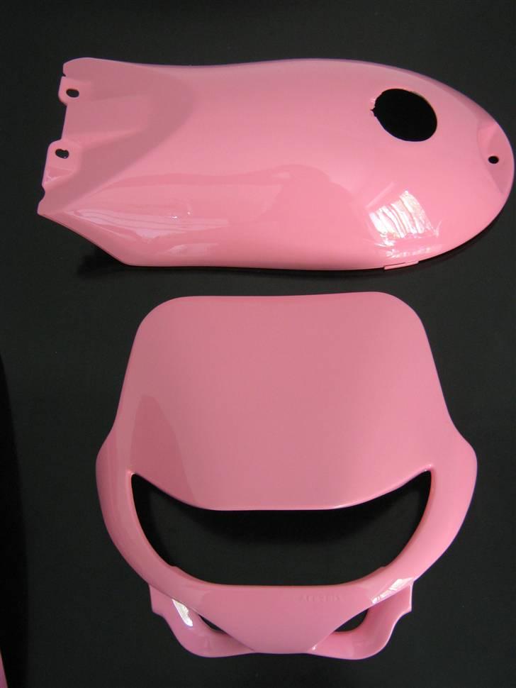 Suzuki Street Magic 'Projekt' - Det nyautolakerede skjold ved tanken og lygtekåben. billede 11