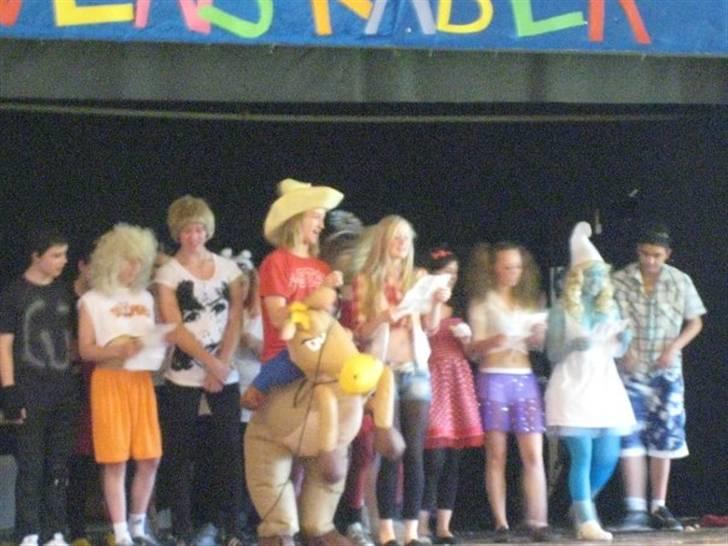 Sidste skoledag - Optræden på scenen.. Undskyld kvaliteten. billede 4