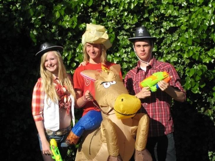 Sidste skoledag - Sandra - Cowgirl
Kasper - Rytterske og hest
Thomas - Cowboy billede 5