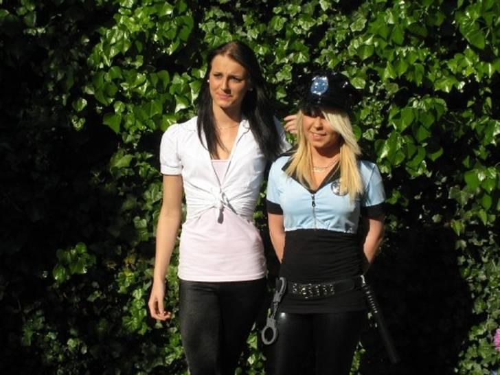 Sidste skoledag - Mie - Sig selv
Camilla - Politidame billede 7