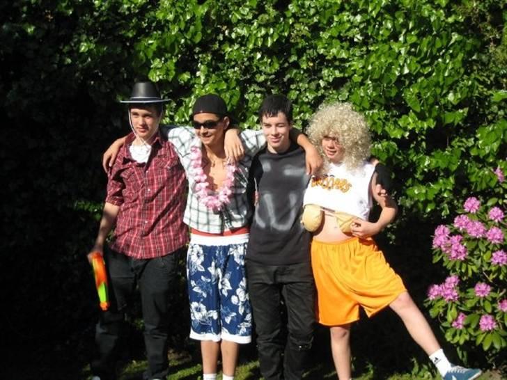 Sidste skoledag - Thomas - Cowboy
Oliver - Gangster
DC - Emo
Frederik - Hooters? tror jeg det hed... :) billede 8