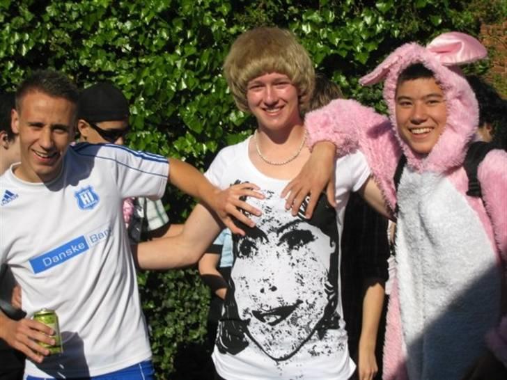 Sidste skoledag - Anders - Fodboldspiller
Daniel - Pige/Dulle
Peter - Kanin/Easter Bunny Boy billede 10