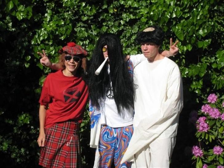 Sidste skoledag - Andreas - Skotte
Casper - Hippie (John Lennon stil)
Mathias V - Munk billede 17