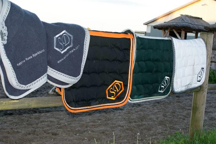 Vores SD udstyr .. - Udltæppe og underlag sponseret af SD. Mærke: Anna Scarpati billede 1