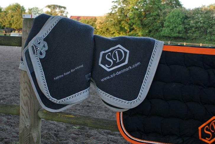 Vores SD udstyr .. - Anna Scarpati  uldtæppet igen. Mørkegrå med grå kanbånd ..
 billede 2