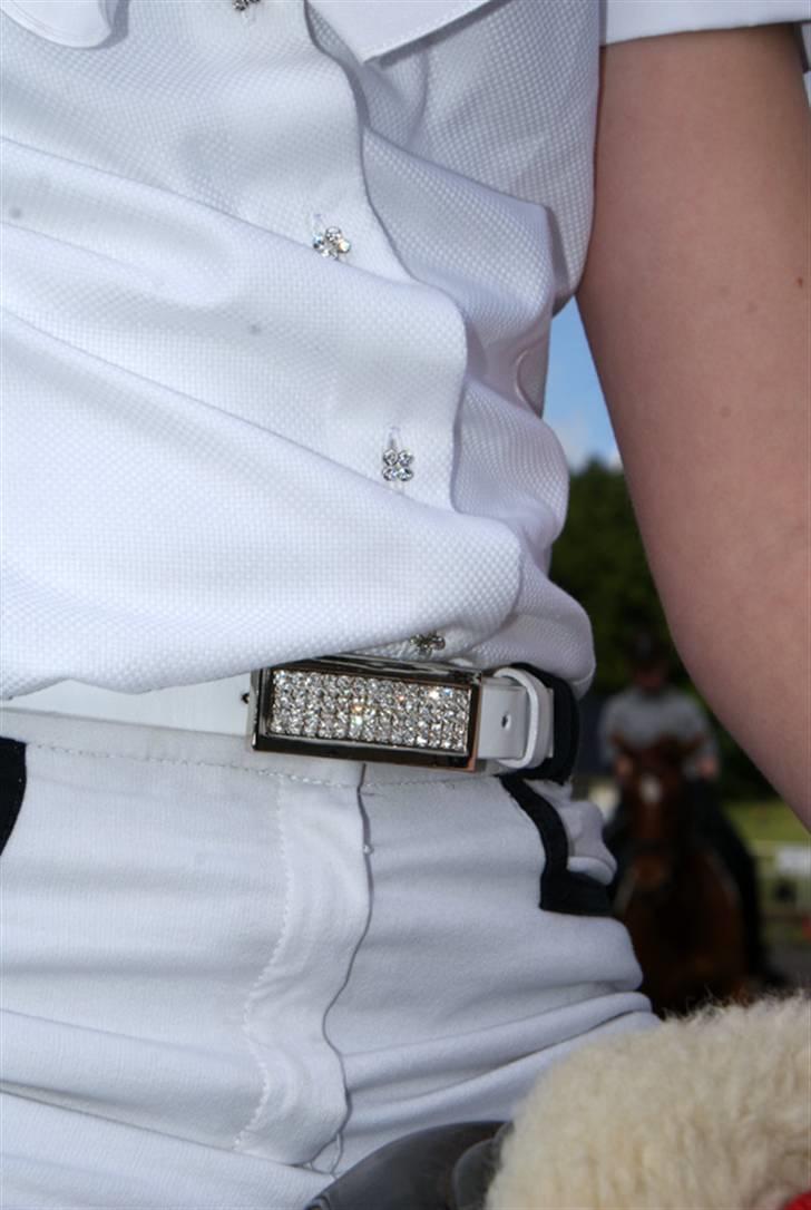 Vores SD udstyr .. - Stævneskjorte sponseret af SD. Mærket Anna Scarpati. Knapper med Swarovski sten ..
Og bælte sponseret af SD :O) billede 18