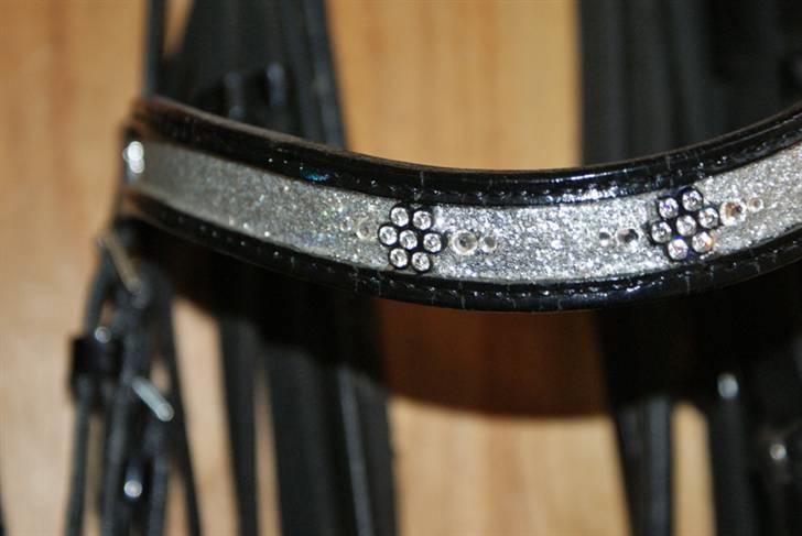 Vores SD udstyr .. - Buet pandebånd med sølv glimmer og blomster. Er "malet" med sort negel lak så det matcher min OS lak trense.. billede 22