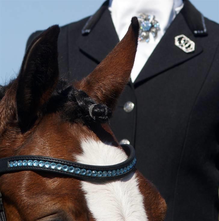 Vores SD udstyr .. - Smalt buet pandebånd med 8mm sten i aquamarine, inden det blev "malet" med sort negel lak :O) billede 32