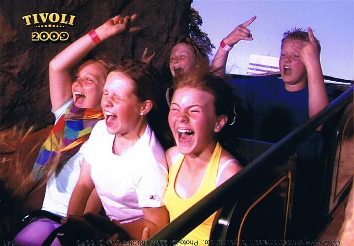 Sygt billede fra tivoli - Nanna og Trine's skrigeri når det er slemmest x) - Fedeste tur med Andreas, Theis, Sarah og Nanna <3 billede 1