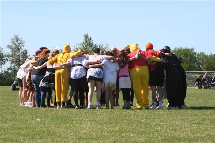 Sidste skoledag, dimension osv (: - Sidste skoledag (:
Kampsang inden fodbold. billede 7