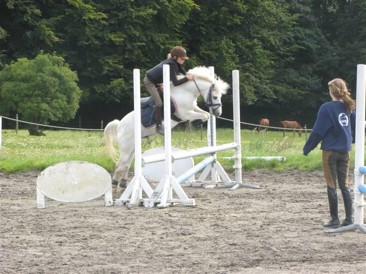 Frække fredrik - Hopla lille hyp :) billede 1