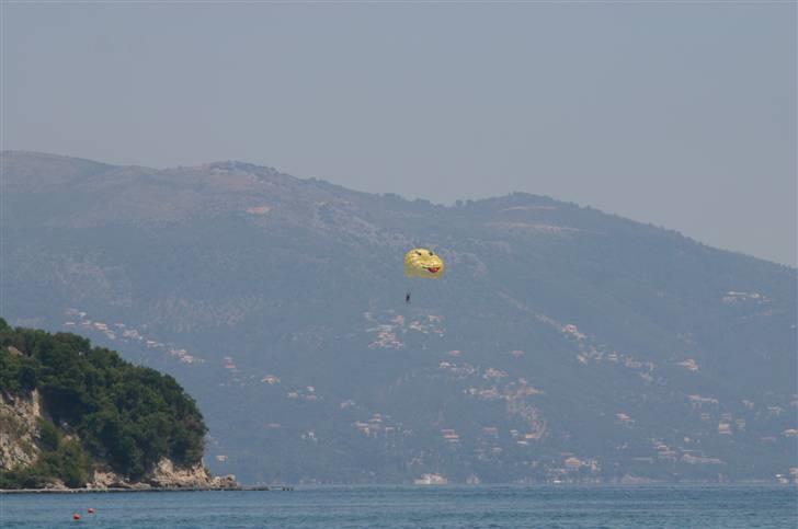 Krydstogt / Korfu ferie  - Og det er så Jeremy og jeg ca. 100 m oppe i luften - Man kunne være to til at flyve samtidig så jeg fik lokket ham med selvom han var lidt bange ;) Det var en helt fantastisk oplevelse ! Meget smuk! billede 13