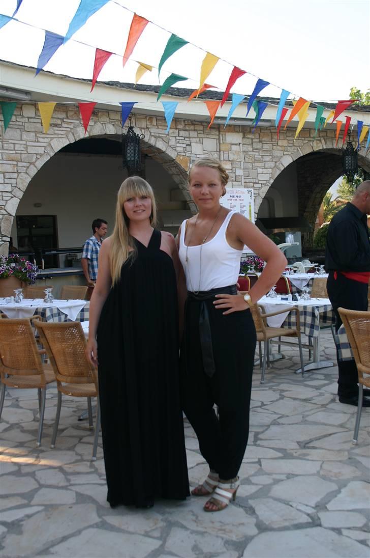 Krydstogt / Korfu ferie  - Søster og jeg stiller til foto lige før græsk aften skulle til at begynde billede 19