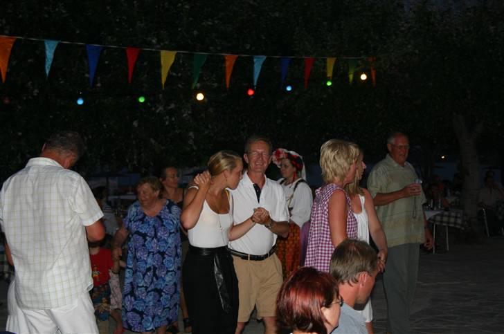 Krydstogt / Korfu ferie  - Far og jeg i en græsk dans ;) billede 22