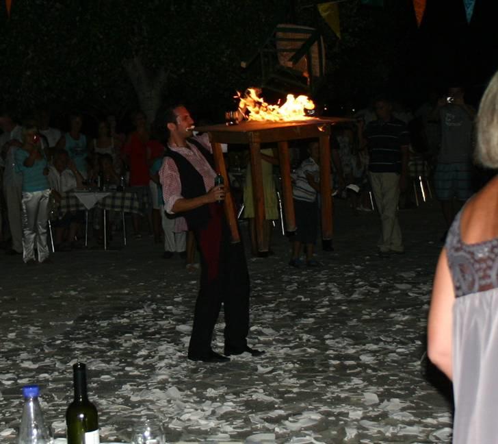 Krydstogt / Korfu ferie  - Ja han holder et brændende bord med munden uden at bruge hænder ! Senere satte de en stol på :P billede 30