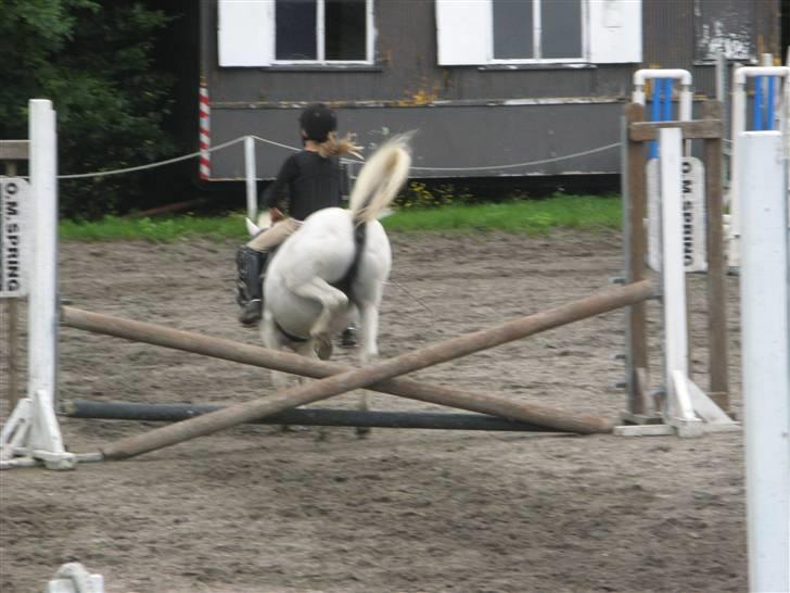 Frække fredrik - Kirstine og frede springer. det ligner han snubler men det gør han ik billede 23
