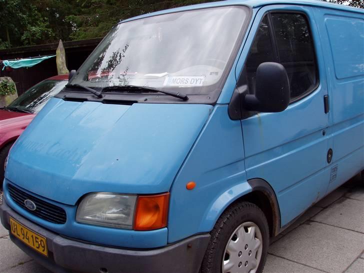 Vores ferie på "nissebo" :) - Min mors bil MQ (mcqueen) ;)
den fylder vi tit op med hunde og kører til straden..
det tager under 5 min. at kører til stranden fra min mors gård. billede 7