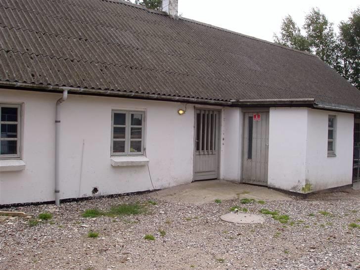 Vores ferie på "nissebo" :) - Gården set omme bagfra..
dørene fører ind til sadelrummet og til udendørs toilettet. billede 36