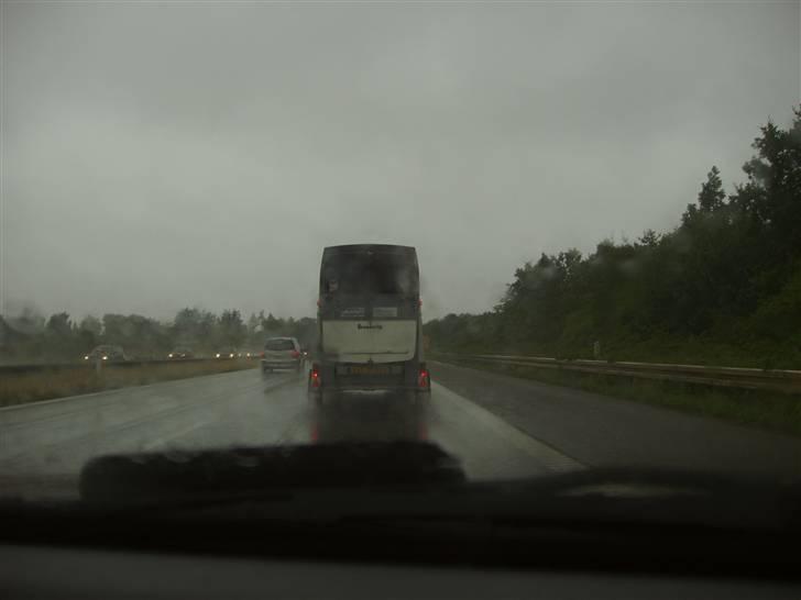 Vores ferie på "nissebo" :) - Sidste lørdag kl. ca. 11 - hentede min mor og min papfar henrik, santhos og celine - og så fulgte nina og jeg bagefter, i ninas bil :) billede 1