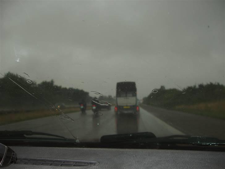 Vores ferie på "nissebo" :) - Afsted vi gik - og mine DYGTIGE heste, stod bare SÅ pænt hele vejen..
min mor sagde at de ikke var til at mærke overhovedet! :)
vi var endda nede at holde i kø, lidt af vejen.. billede 2