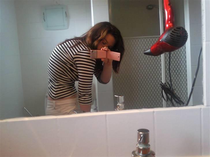 Morbus Scheuermann - min sygdom - Jeg læner mig fremaf her. Positionen er slet ikke ubehagelig for mig, slapper af sådan her. billede 1