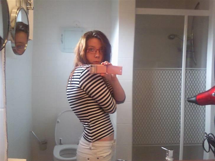 Morbus Scheuermann - min sygdom - Her står jeg oprejst. Her ses det rimelig tydeligt, at jeg svajer i lænden, og går udaf oppe for oven. billede 2