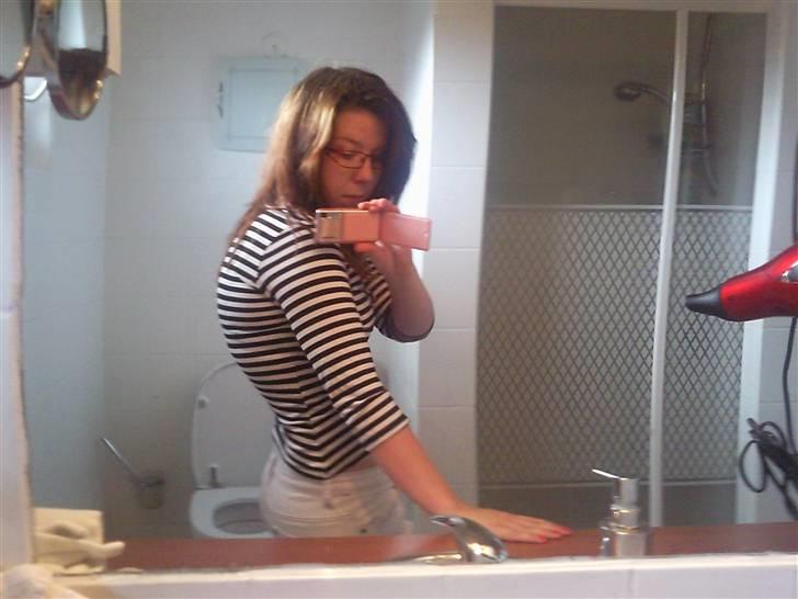 Morbus Scheuermann - min sygdom - Her står jeg oprejst. Her ses det rimelig tydeligt, at jeg svajer i lænden, og går udaf oppe for oven. billede 3