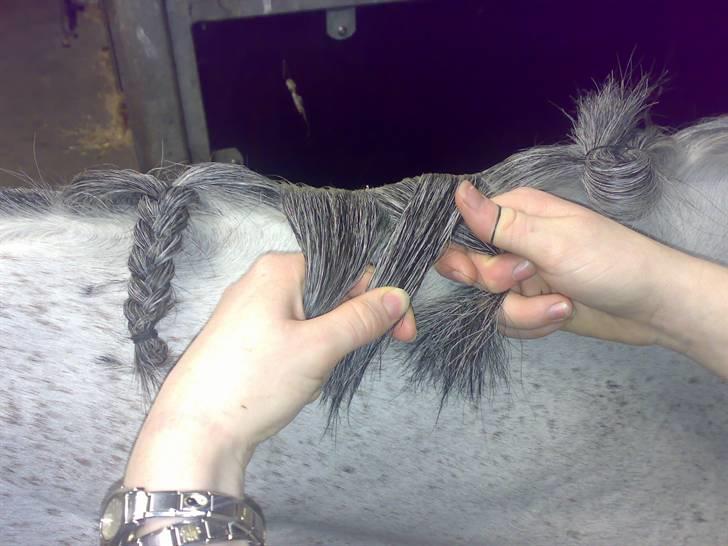 Flette-guide til rosenknopper - Så begynder du at flette. Læg den ene tot ind over den midterste... billede 10