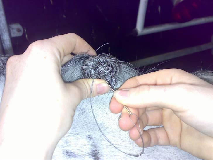 Flette-guide til rosenknopper - Forsøg eventuelt at følge "folderne", så tråden ikke kan ses på den færdige rosenknop. billede 18