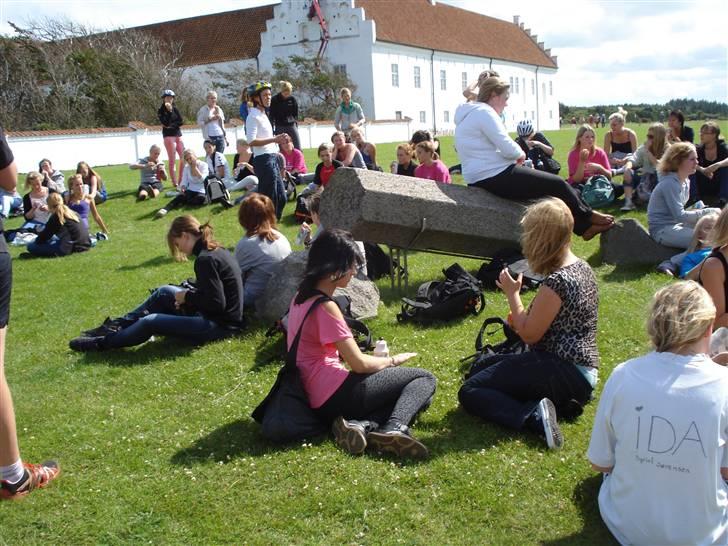 RE<3 Ranum efterskole<3 09/10 - På cykel tur til et gammelt kloster som er kendt for sin urte have
tøse tur<3 
(foto:mig) billede 150