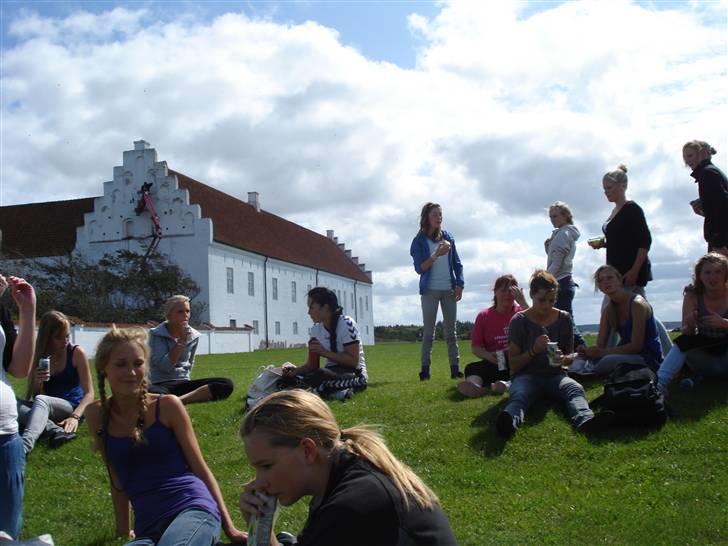 RE<3 Ranum efterskole<3 09/10 - På cykel tur til et gammelt kloster som er kendt for sin urte have
tøse tur<3
(foto:mig) billede 151