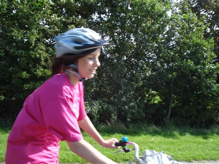 RE<3 Ranum efterskole<3 09/10 - På cykel tur til et gammelt kloster som er kendt for sin urte have
sidsel
(foto:mig) billede 153