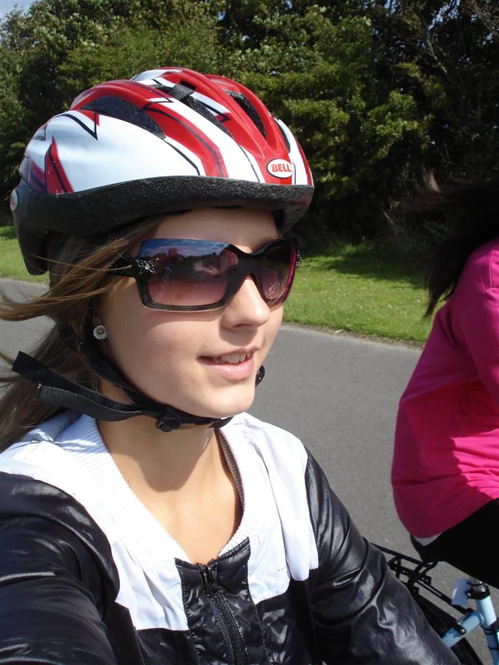 RE<3 Ranum efterskole<3 09/10 - På cykel tur til et gammelt kloster som er kendt for sin urte have
blomst
(foto:mig) billede 154