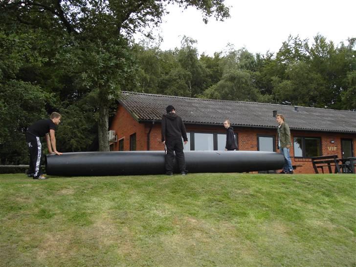 RE<3 Ranum efterskole<3 09/10 - De skøre drenge blev ved med at kravle ind i røret og rulle ned ad bakke!! (for sært men mega skægt at se på!!) billede 260