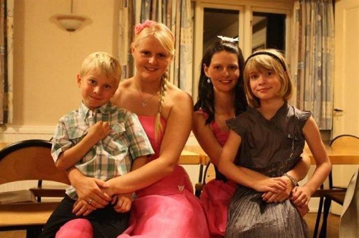 Min mormor og morfars 125 års fødselsdag - Min søster, jeg  Kusine Andrea og Fætter Victor billede 7