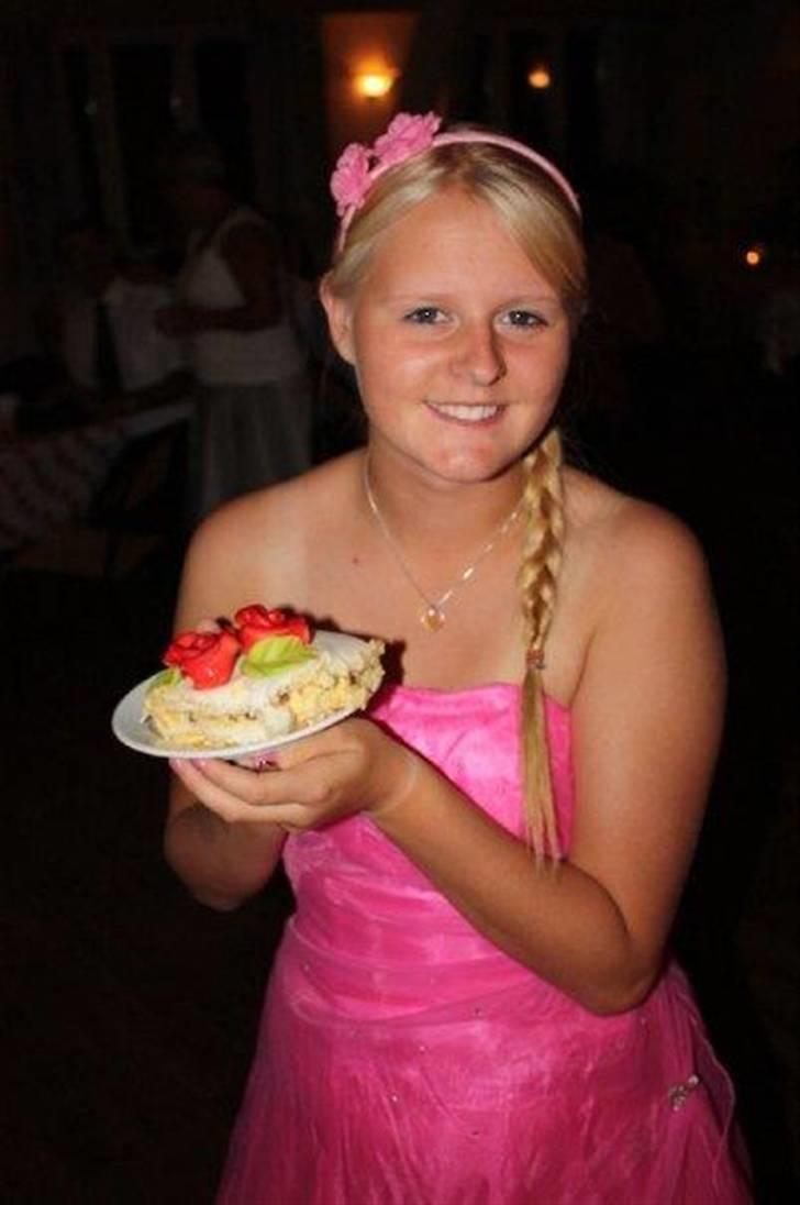 Min mormor og morfars 125 års fødselsdag - Mig med min kage billede 1