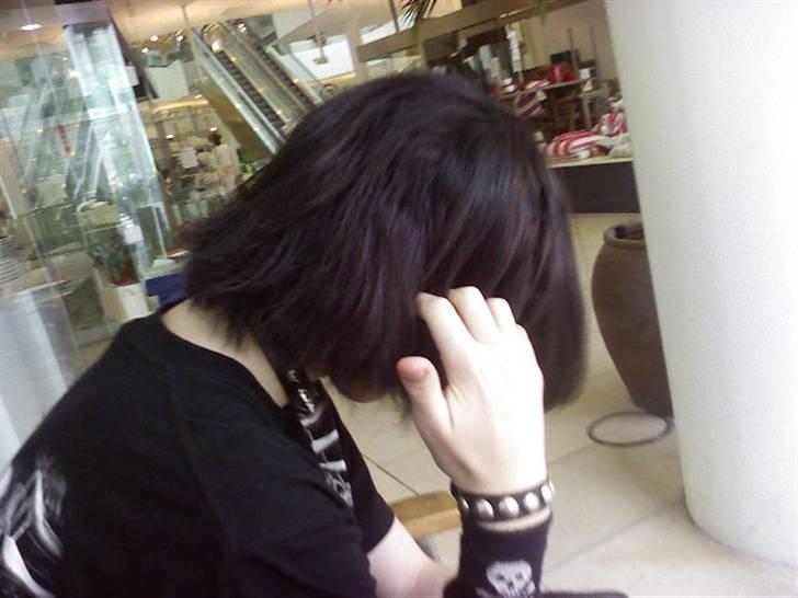 Billeder af mine venner/veninder/nogen jeg holder meget af+mig med nogen:p - Mathias:D haha en sød ven.
Han er punker og??
Det er jeg sku ligge glad med ham er stadig den samme som før han blev det!
Vi er ude i byen mig, Nadia og Mathias<3 Total hyggeligt!! billede 4