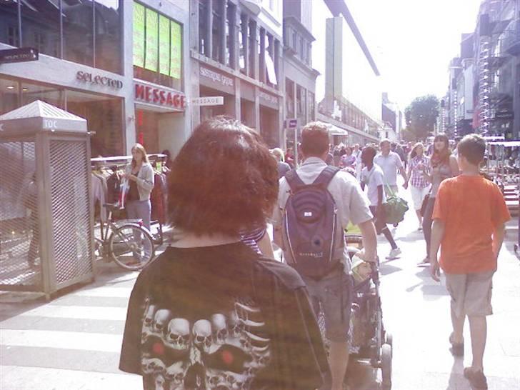 Billeder af mine venner/veninder/nogen jeg holder meget af+mig med nogen:p - Mathias igen og stadig ude i byen:D
Vi fik godt nok opmærkesomhed mig, Nadia og Mathias selvfølgelig:p hihi billede 5