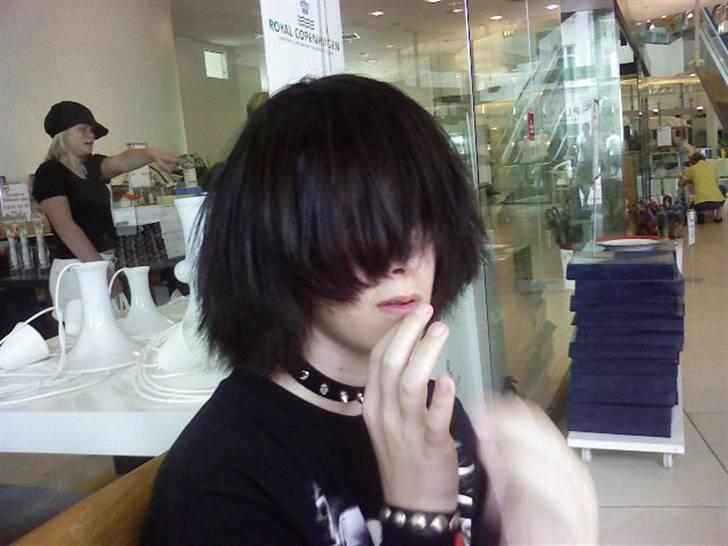 Billeder af mine venner/veninder/nogen jeg holder meget af+mig med nogen:p - Igen Mathias.
Jeg er stolt at han tur at have en specialt stil..
Ikke som alle adre har.. billede 7