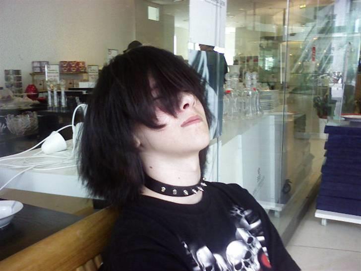 Billeder af mine venner/veninder/nogen jeg holder meget af+mig med nogen:p - Igen.. Vi hygger os godt nok med at sidde på den bænk os tre hihi:D billede 8