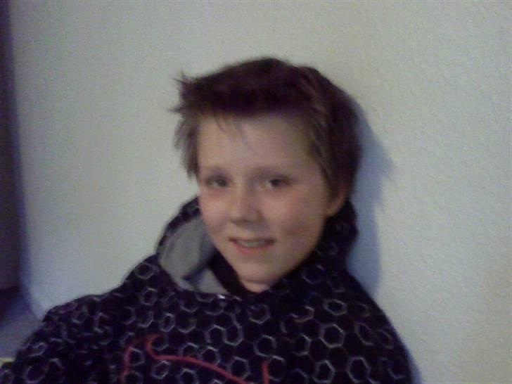 Billeder af mine venner/veninder/nogen jeg holder meget af+mig med nogen:p - Det er så Rasmus.. Et gammel billede..
Og det ligner ikke ham nu..
Han er blevet køner;) billede 13