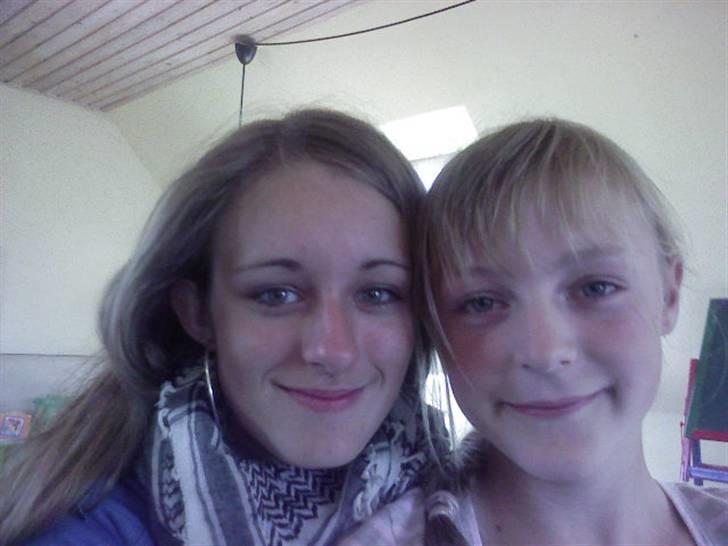 Billeder af mine venner/veninder/nogen jeg holder meget af+mig med nogen:p - Så mig og Camilla igen (havde lige taget mit hår ud af hestehalen satte den op fordi jeg skulle det der tjævle spil som det hedder på dansk billede 14
