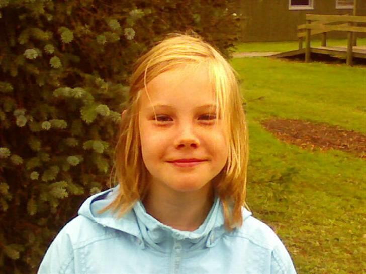 Billeder af mine venner/veninder/nogen jeg holder meget af+mig med nogen:p - Også en sød pige jeg mødte på camping. Hun hedder Krise:) hihi.. Også et dårligt billede af hende..
(Jeg er bare dårlig til at tage billeder:/ ) billede 19