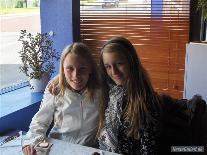 Billeder af mine venner/veninder/nogen jeg holder meget af+mig med nogen:p - Mig og Nadia. Hun er bare min bedste veninde!!! Og det mener jeg. Hun betyder bare mega meget for mig!! <3 billede 20