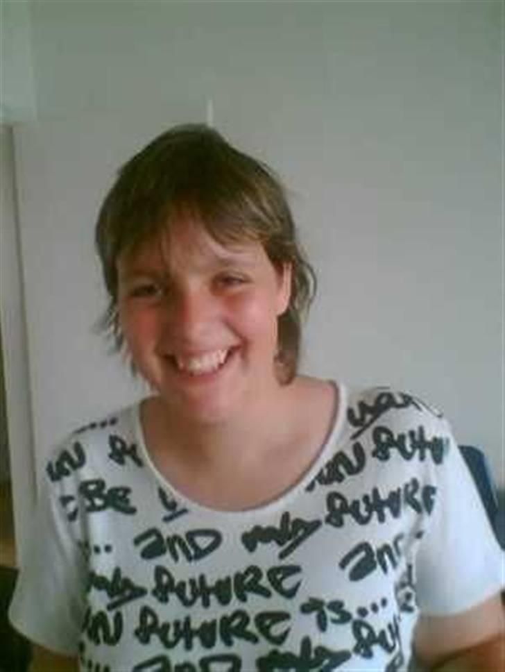 Billeder af mine venner/veninder/nogen jeg holder meget af+mig med nogen:p - Det her er så Linetta. En sød pige jeg lærte nede på rideskolen. Vi ses også i vores fritid:) hun er altid for mig hvis jeg har brug for at snakke med nogen, så når hun er hjemme kommer hun iver til mig hvis jeg har brug for det. SÅ hun er også bare i sandheden en god veninde:)
(Taget fra hendes arto fordi jeg ikke selv havde et af hende:/ ) billede 28