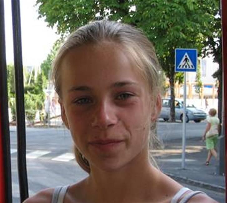 Billeder af mine venner/veninder/nogen jeg holder meget af+mig med nogen:p - Det her så Sarah en sød, sjov tøs der kan få stort set alle glade. Og hun har et hjerte af guld:)
(Tog et billede af hende af sig selv fordi havde ikke selv nogen;(  ) billede 30