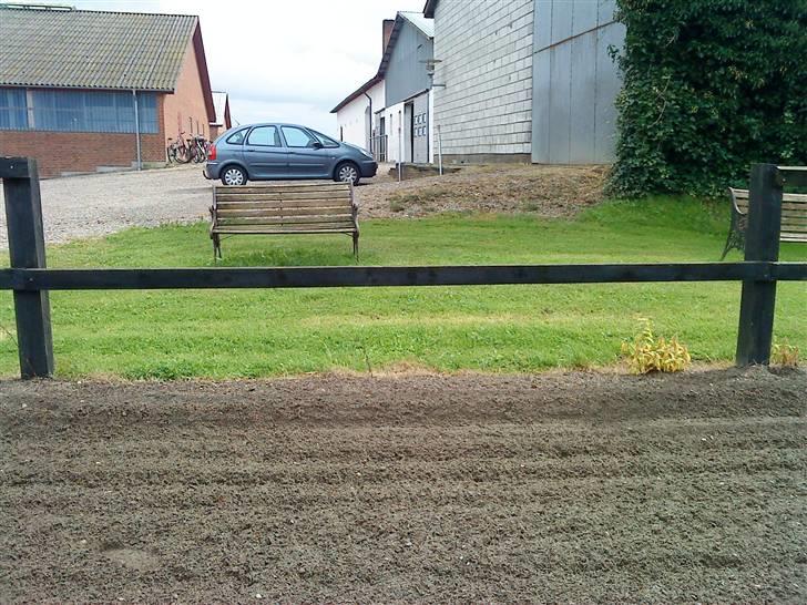 Her rider jeg Riisgaard sportsrideklub - Bænk. billede 1