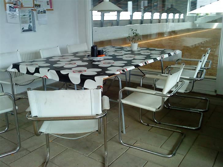 Her rider jeg Riisgaard sportsrideklub - Rytterstue udsigt til ridehuset. billede 14