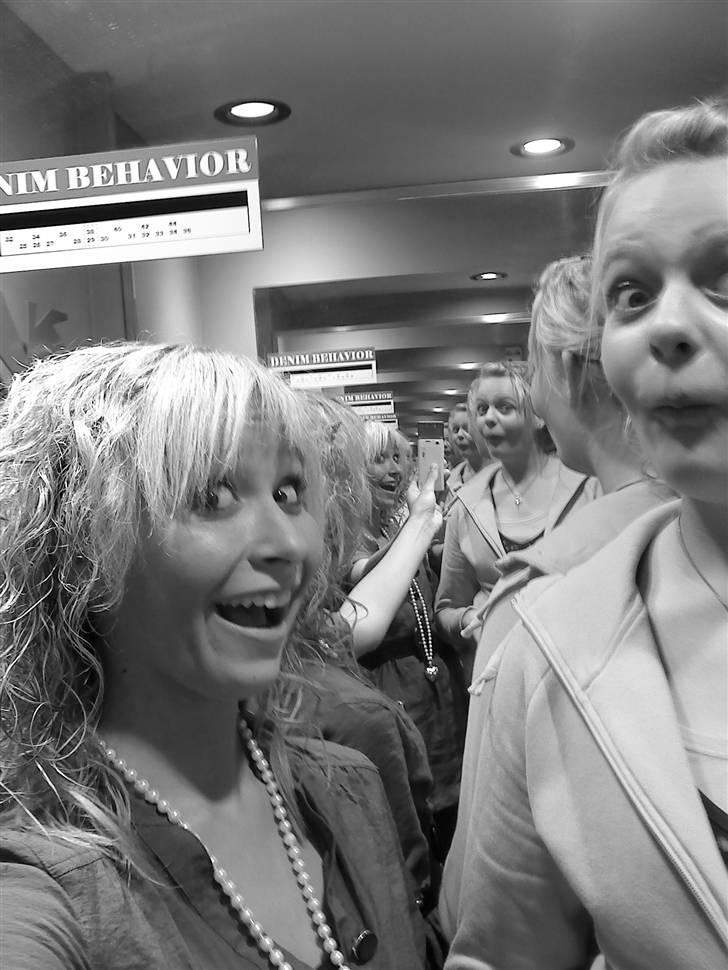 Min bedste veninde <3 - Vi tog billeder inde i only, det er bare nogle fede spejle xD billede 2