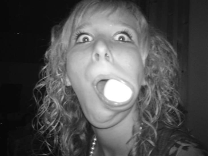 Min bedste veninde <3 - Anine med kæmpe tyggegummi i munden xD billede 3